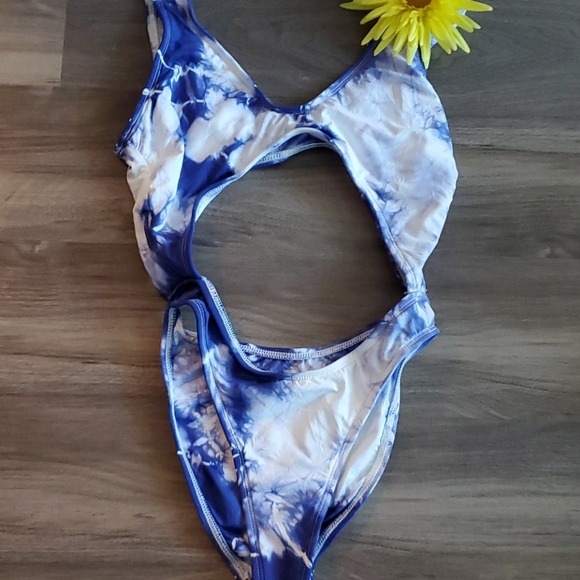 Tie-dye Cut out Swimsuit - Picture 3 of 4